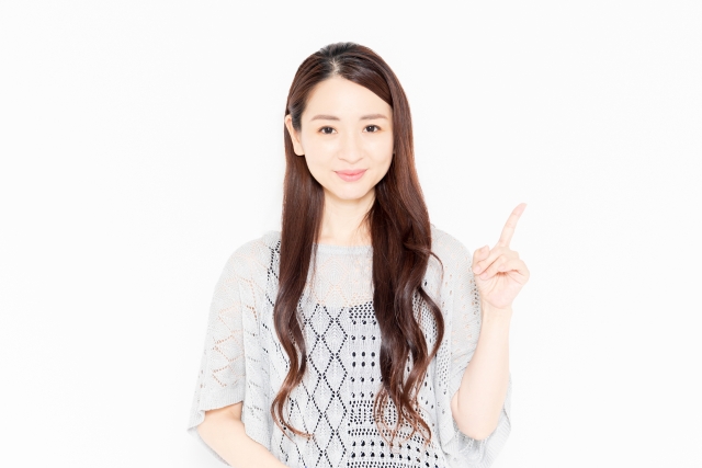 指をさす女性